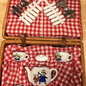 Adorable Vintage Madeline Child’s Tea Set COMPLETE